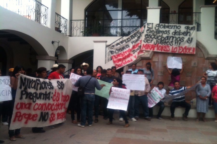 Toman el Ayuntamiento habitantes de Miraflores; protestan por irregularidades en consulta ciudadana