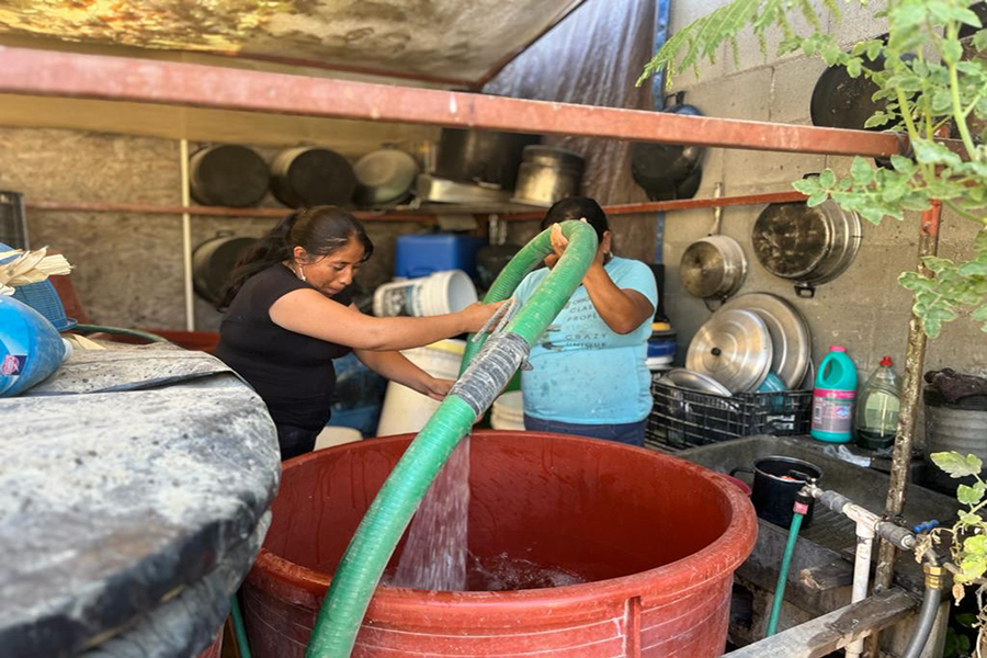 Entrega Oompsapaslc agua potable en pipas a vecinos colonia Leonardo Gastélum tras falla de bomba en la red
