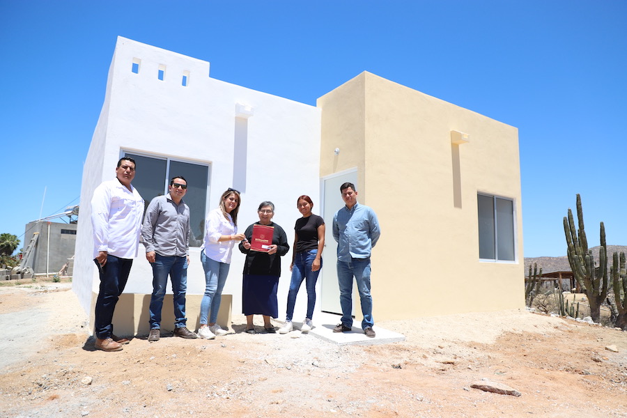 Mejoran calidad de vida de 8 familias en Los Cabos; reciben casa del INVI